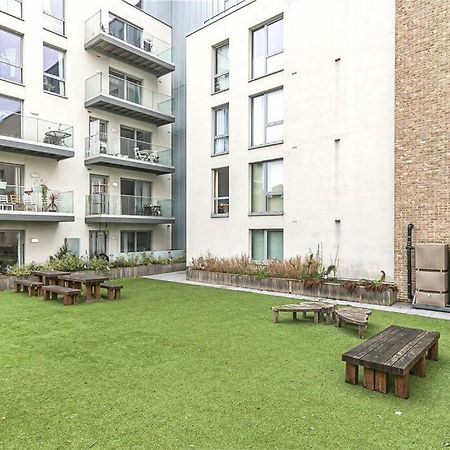 Modern Serviced 3-Bedroom Flat In East Londra Esterno foto
