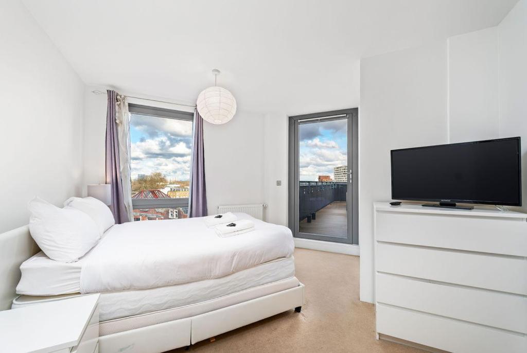 Modern Serviced 3-Bedroom Flat In East Londra Esterno foto