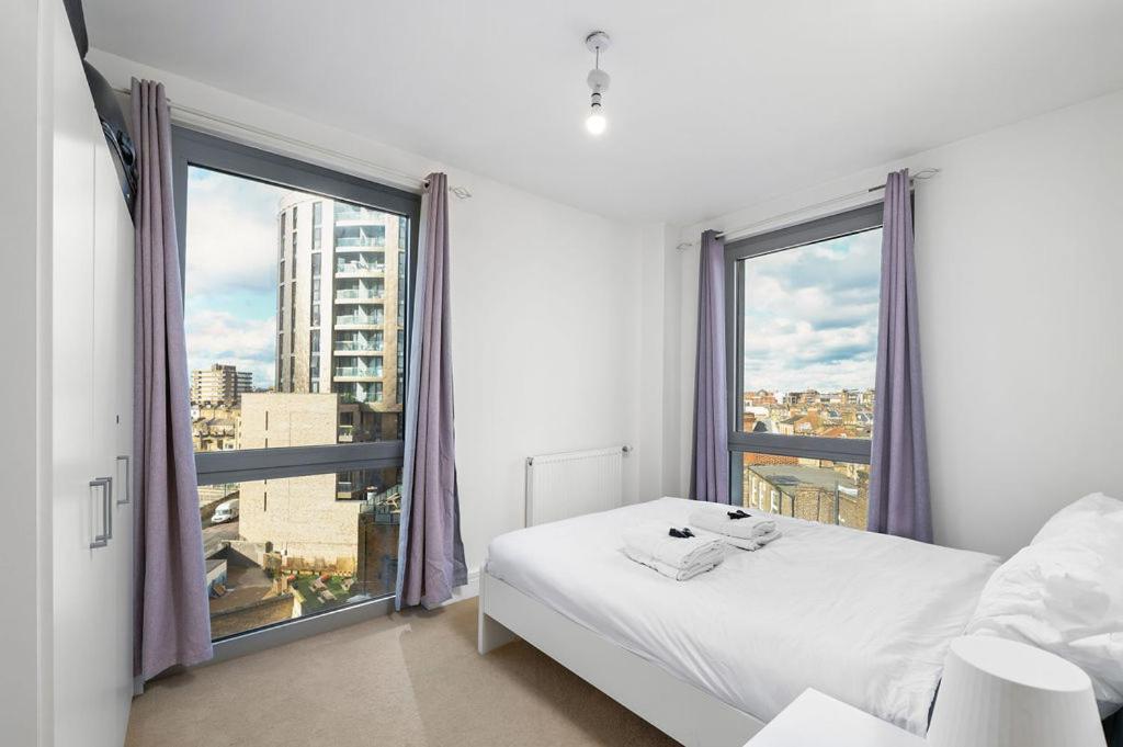 Modern Serviced 3-Bedroom Flat In East Londra Esterno foto