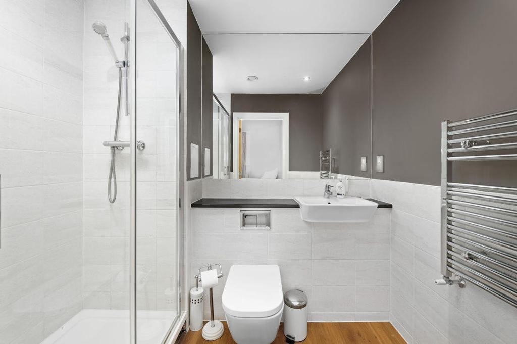 Modern Serviced 3-Bedroom Flat In East Londra Esterno foto