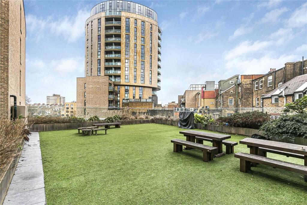 Modern Serviced 3-Bedroom Flat In East Londra Esterno foto