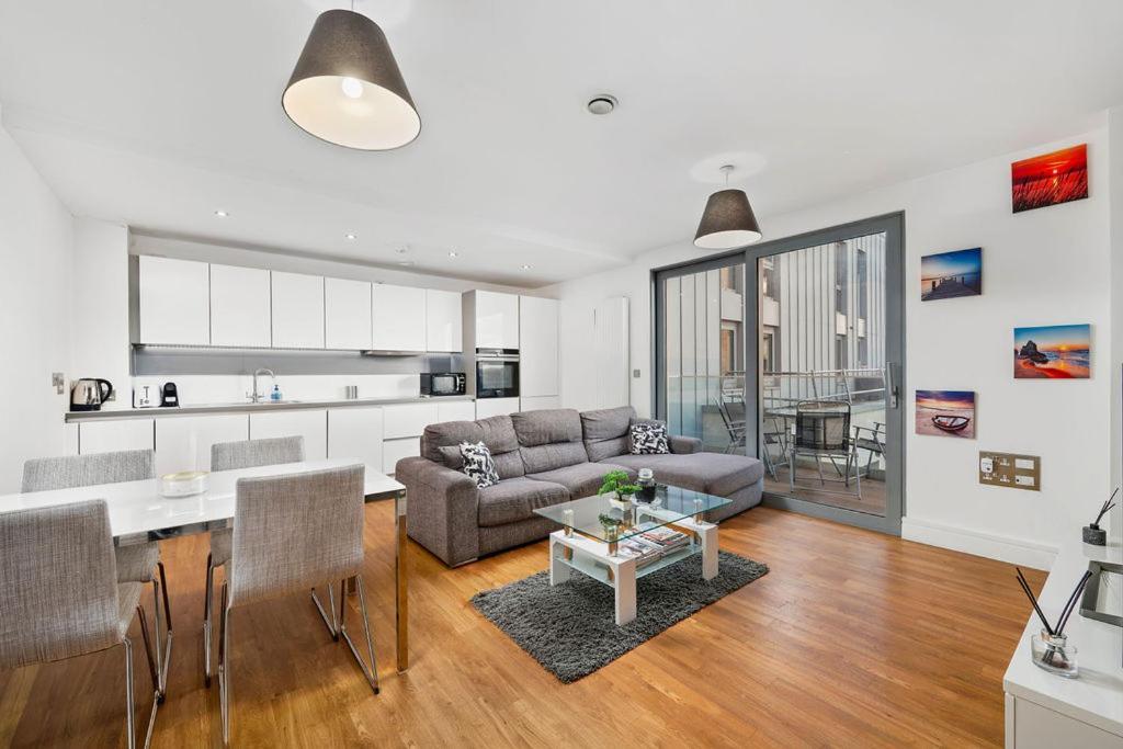 Modern Serviced 3-Bedroom Flat In East Londra Esterno foto