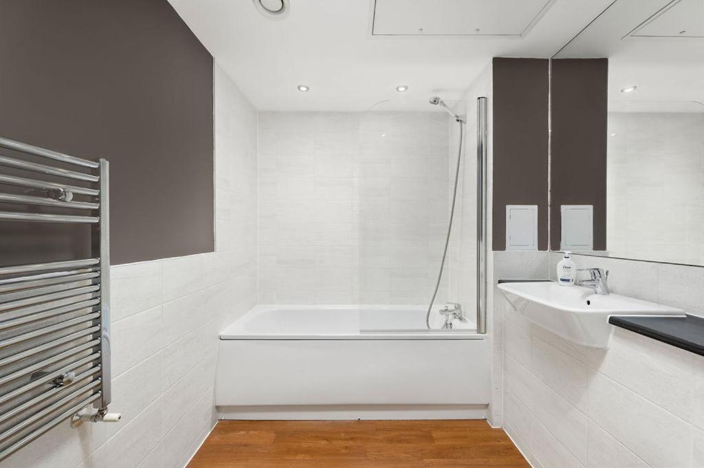 Modern Serviced 3-Bedroom Flat In East Londra Esterno foto